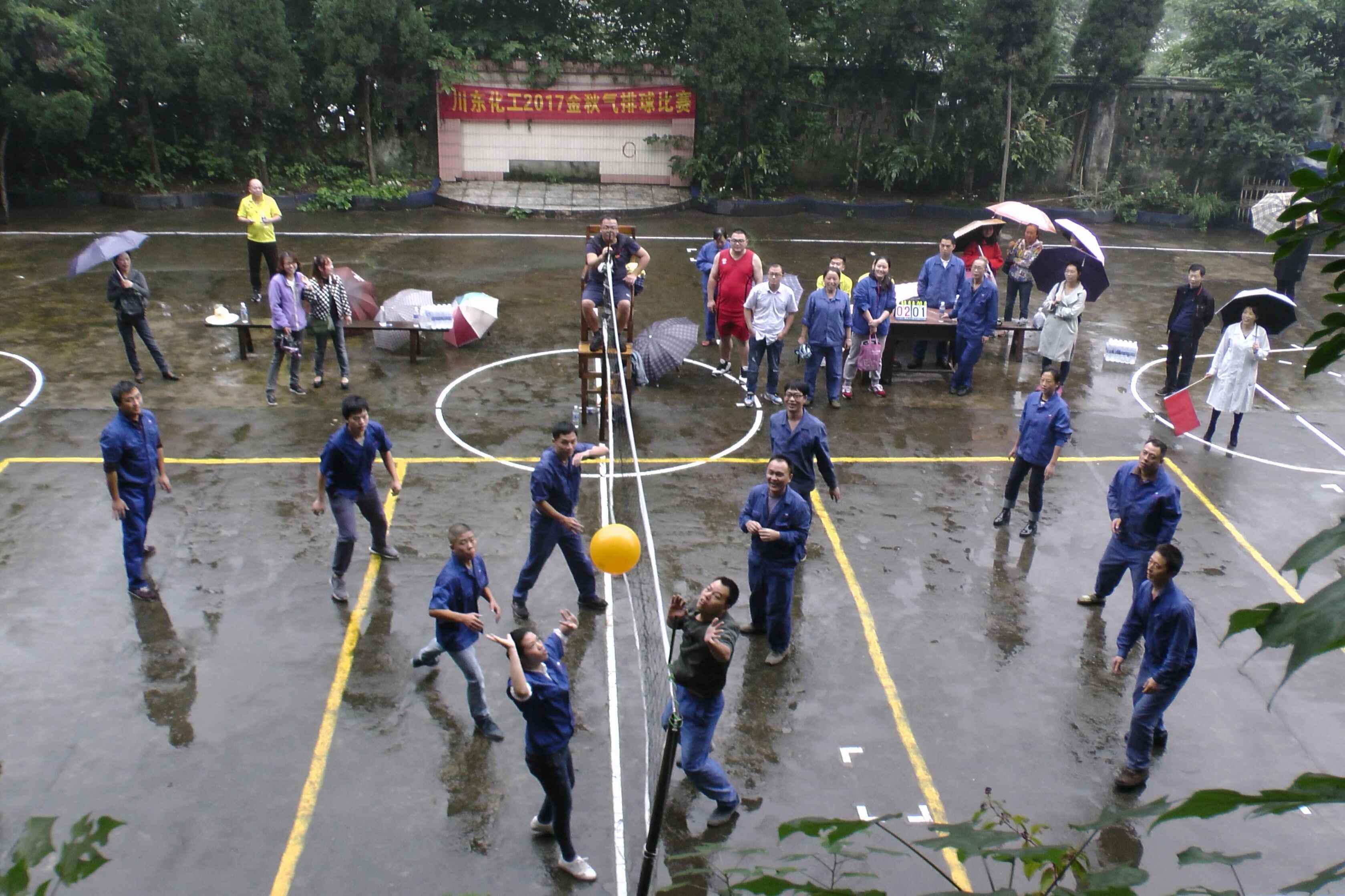 甲酸車間工人冒雨比賽